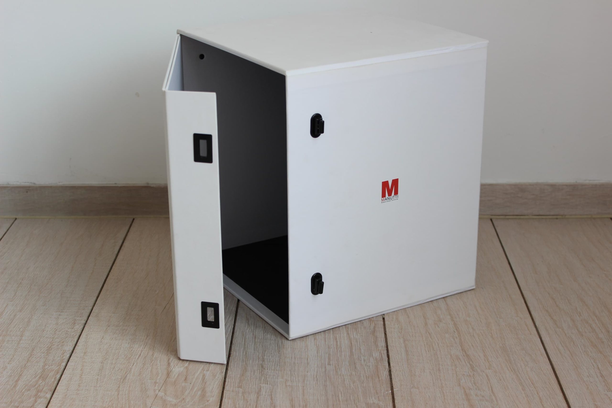 Finition en cartonnage pour Manutti